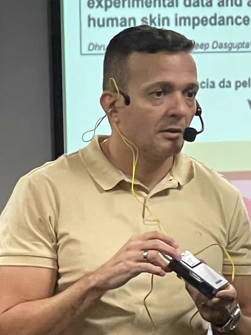 Dr. Alexandre Barbosa dando aula